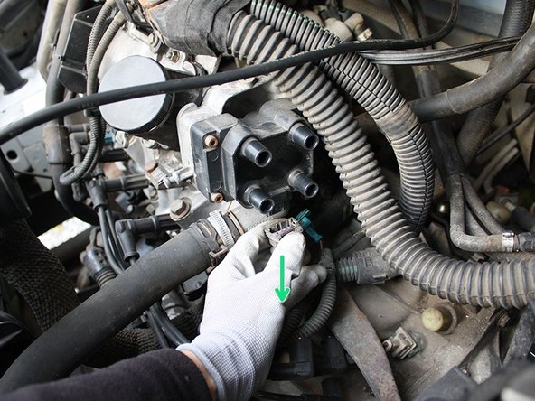 Débrancher le connecteur basse tension de la bobine d'allumage, pour cela appuyer sur la languette métallique puis tirer le connecteur.