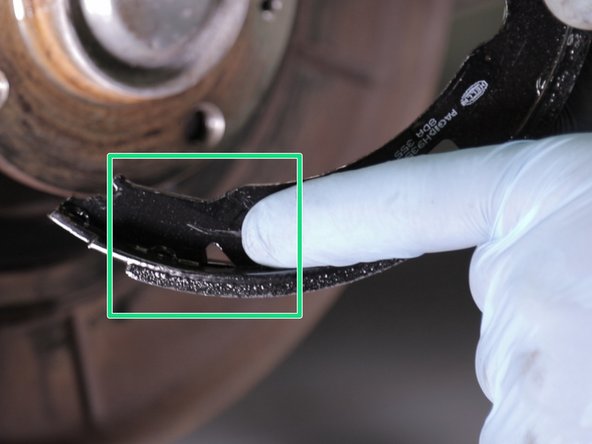 Replacer le bas du ressort sur l'autre machoire