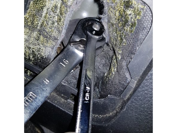 Desserrez l'écrou avec une clé à œil de 16mm pendant que vous bloquez la tige avec une clé plate de 6mm.