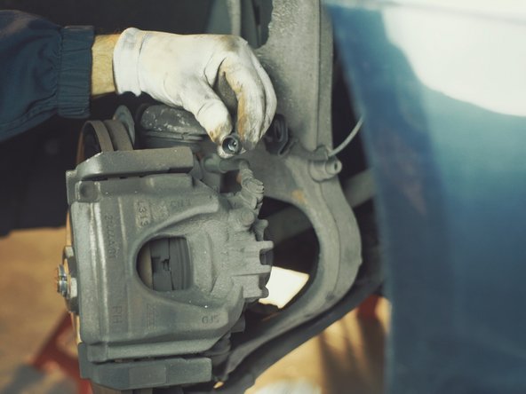 Retirer les deux capuchons des colonnettes d'étrier en tirant simplement dessus