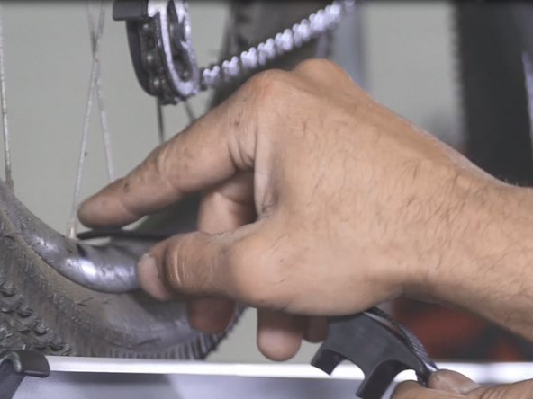 Si besoin, utiliser la cale