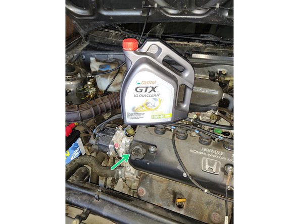 A l'aide d'un entonoir, verser l'huile par le bouchon de remplissage du moteur