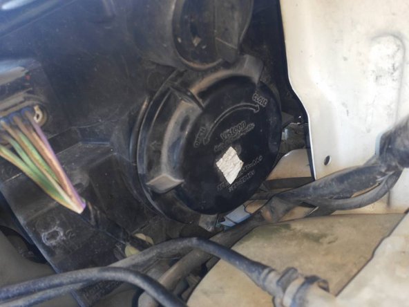 Remettre l'ampoule dans son support, le support dans le phare, puis refermez