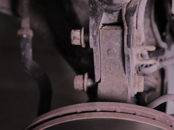 Desserrer les 2 écrous du porte moyeu avec un cliquet et une douille de 21