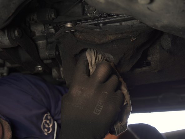 Une fois la totalité de l'huile écoulée, essuyer le carter d'huile avec un chiffon