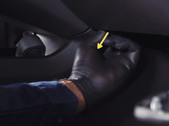 Dévisser la vis se trouvant sous la boite à gant du côté gauche à l'aide du cliquet et d'une douille de 7