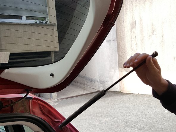 Tirer sur le vérin pour l'extraire de la rotule