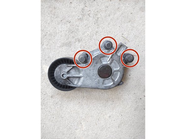 Accès avec un très faible espace, obligé de le faire avec une clé plate, l idéal est un clé plate a cliquet