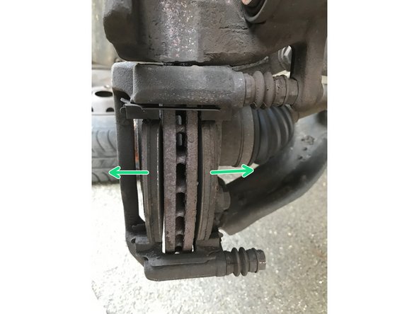 Faire pivoter l'étrier vers le haut puis retirer les deux plaquettes usagées en les glissant sur le côté