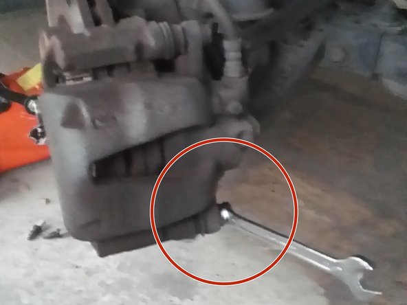 Changer la vis inférieure et serrer là