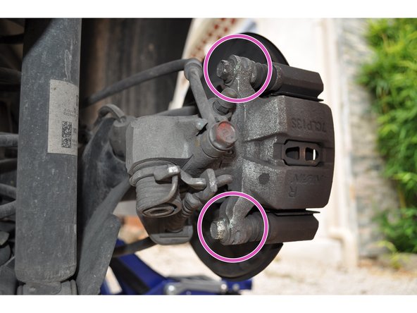 Pour déposer l'étrier de frein, dévisser les deux vis de fixation avec une clé de 12 mm et 17 mm.