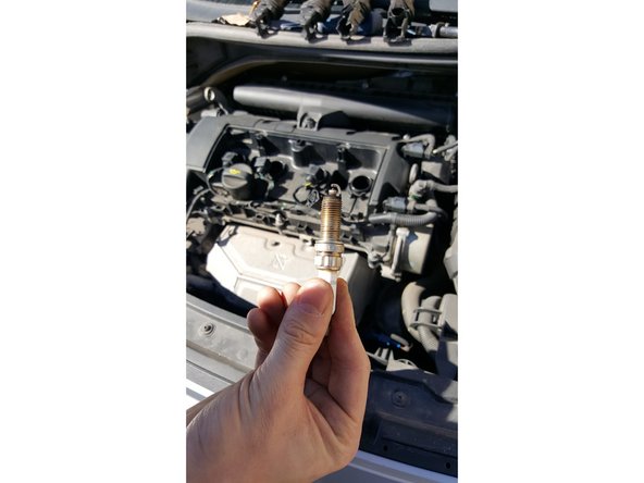 Comparez l'ancienne bougie avec la nouvelle afin de vérifier qu'elles font la même hauteur et le même diamètre.