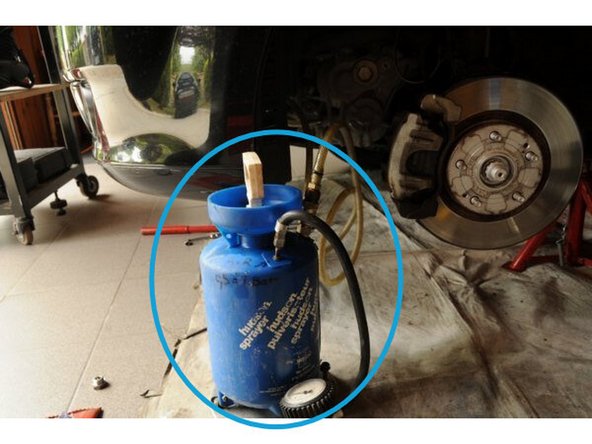 Remplir l'appareil (ancien pulvérisateur) de 1,9 l d'huile de boite Monograde 75W80  API-GL4 selon les préconisations constructeur.