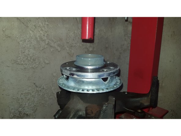 Sortez votre moyeu du congélateur puis présentez-le sur la fusée.