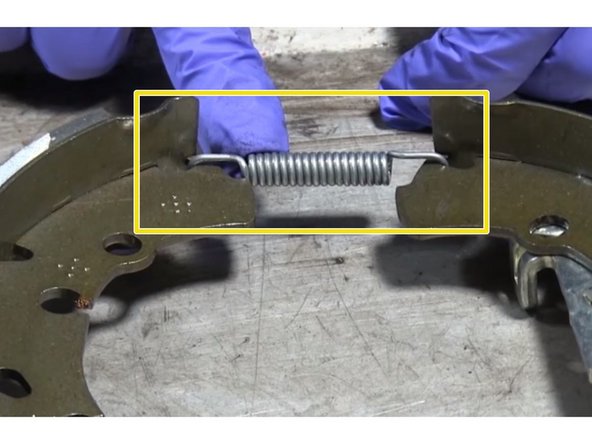 Comparer l'ancien et le nouveau kit de frein (ressort,mâchoires,rattrapage automatique)