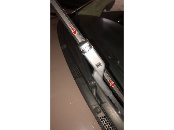 Replacer l'essuie glace jusqu'a ce qu'il soit en butée contre le bras