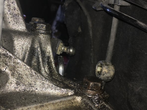 Faire levier pour déposer la première tête de la biellette