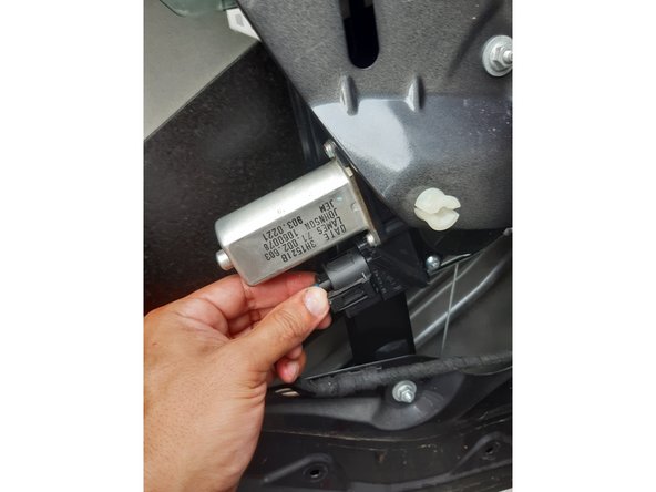 Connecter le connecteur sur le moteur.