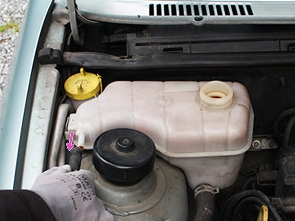 Tirer sur la durite afin de l'extraire du vase d'expansion.