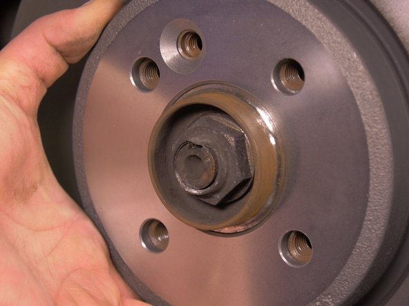 Aligner les trous du disque avec ceux du moyeu afin de replacer la vis du disque