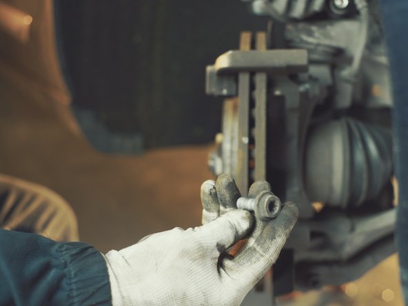 Dévisser et retirer les vis de la chape à l'aide du cliquet et d'une douille Torx de 55