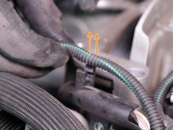 La gaine fait le tour du carter du distribution