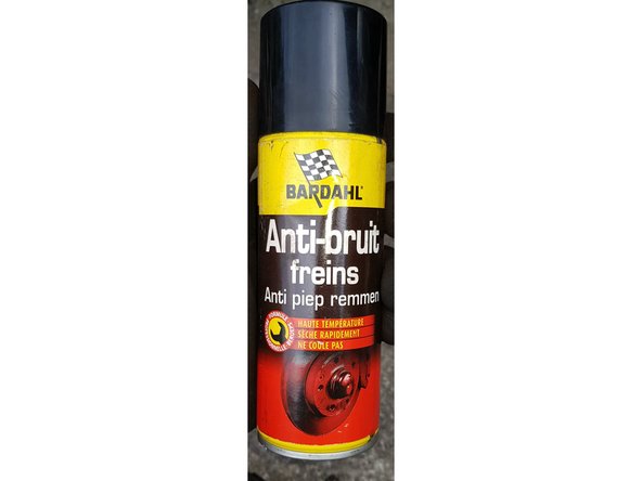 Pour éviter les sifflements aux freinages, j'utilise systématiquement cet anti-bruit freins que je pulvérise sur les surfaces d'appui et qui est très efficace.