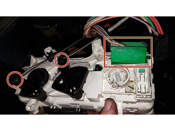 Enlever les cables qui sont sur les boutons de ventilation pour pouvoir déposer la facade.