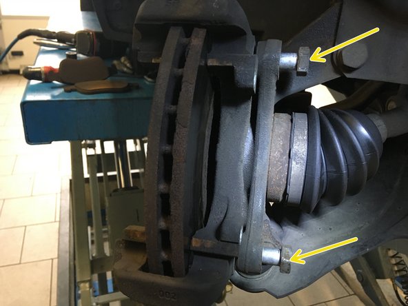 Démonter les deux vis de 18 à l'aide du cliquet et de la douille