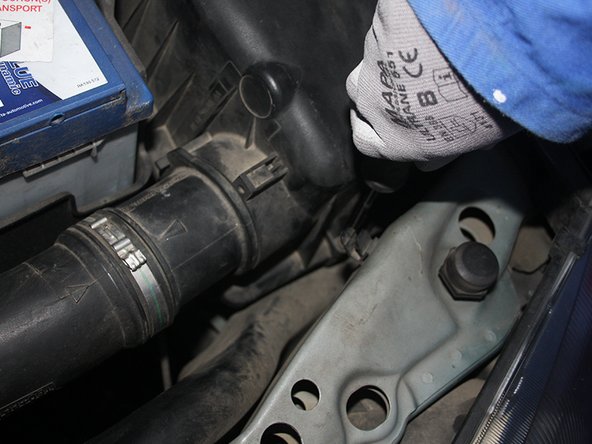 Replacer le couvercle de la boite à air et revisser les 4 vis torx.