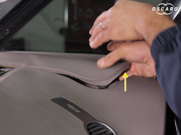 Retirer une partie de la garniture de l'angle de la planche de bord en tirant vers le haut