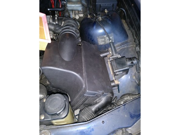 Attention comme au démontage vous devez d'abord faire rentrer la partie basse du tiroir avant de venir clipser la partie du haut