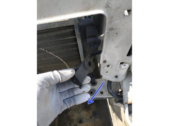 retirer la patte de fixation pour ne pas la perdre ou l'endommager