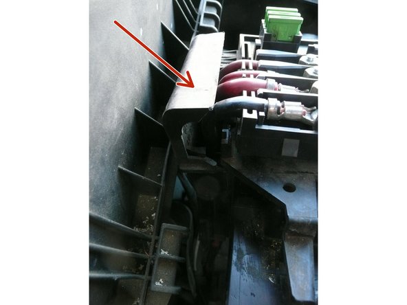 Enlever le cache des câbles qui reviennent sur le dessus de la batterie.