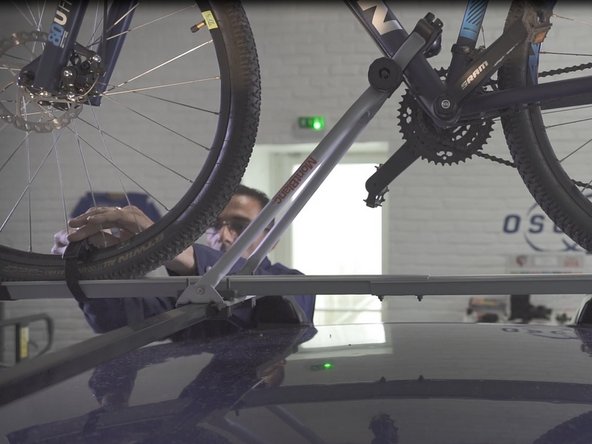 Répéter l'opération sur le pneu avant