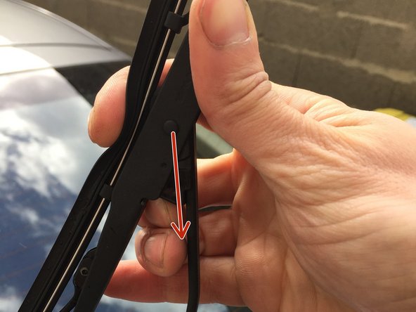 Tout en pressant la languette, poussez le balais vers le bas, le long de la tige.