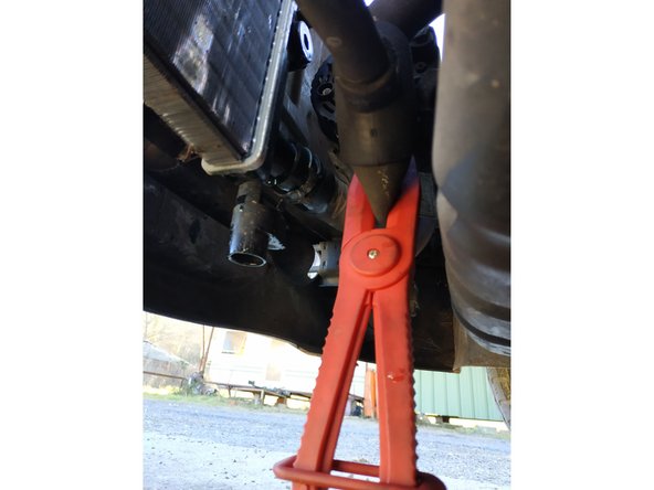 clamper les deux durites du haut (je les avais clampées avant de démonter la batterie)