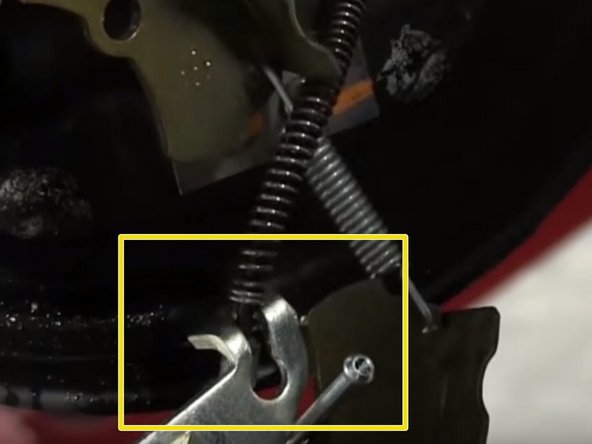 Bloquer le ressort au maximum avec la pince coupante et insérer le câble de frein dans le trou