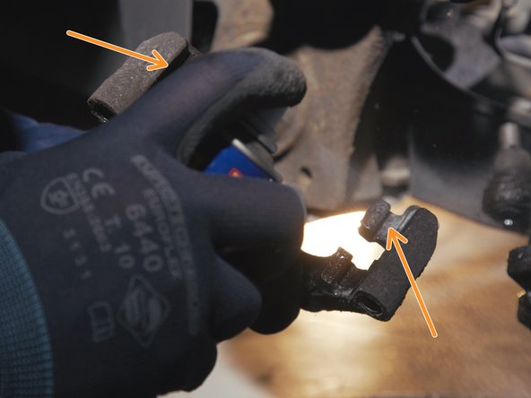 Nettoyer l'emplacement des plaquettes sur la chape avec une brosse métallique