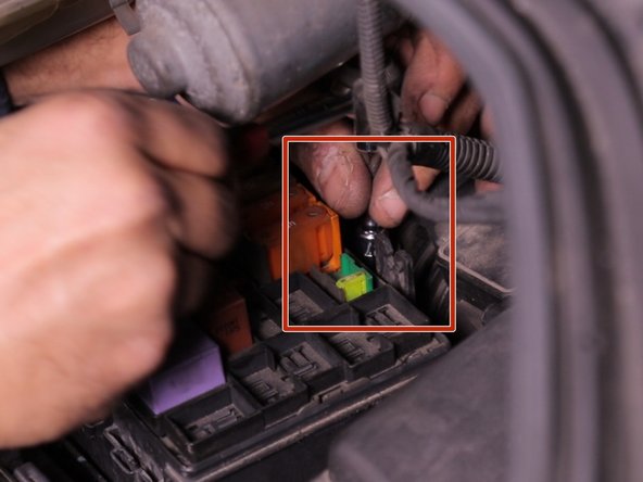 Desserrer le vis du collier de la durite d'air