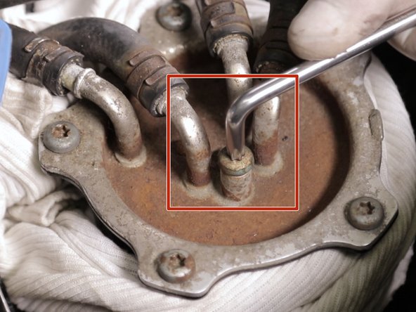 Dévisser et retirer la vis centrale du cache