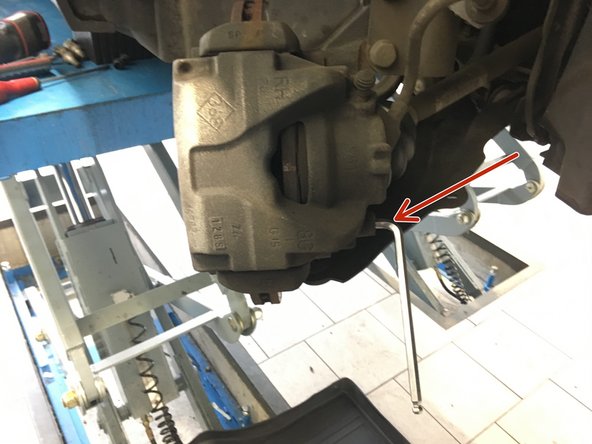 Déviser les deux vis l'étrier à l'aide de la BTR de 7