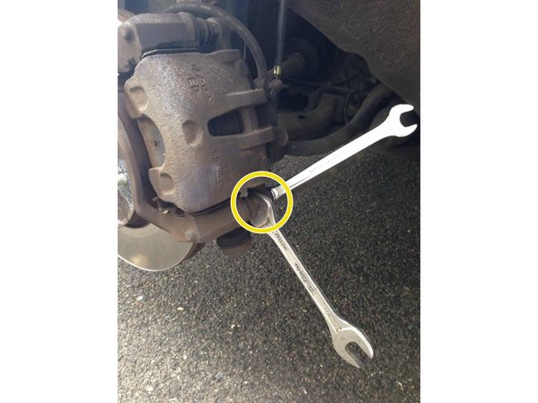 Sur la partie du haut : L'écrou montré par la flèche bleue doit simplement être bloqué grâce à la clé plate de 17.