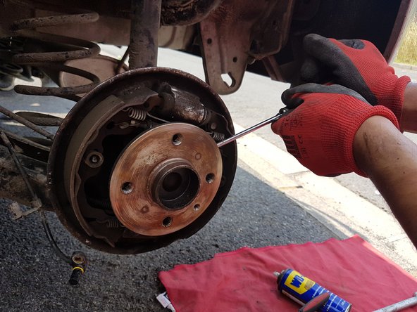 Mettre le véhicule sur chandelle et enlever la roue.