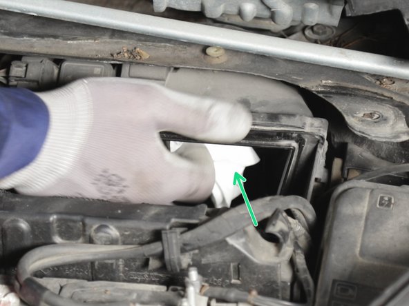 Insérez un chiffon dans le tuyau d'admission d'air