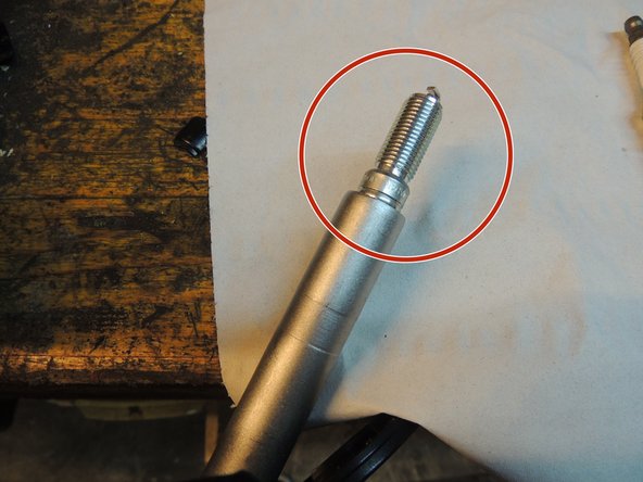 Mettre en place la bougie sur la douille.