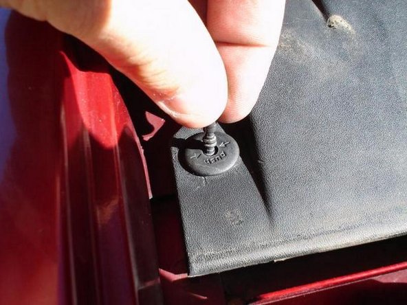 Mettre l’agrafe sans la tige dans le trou