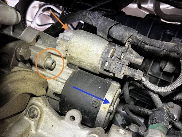 Déposer la vis de fixation haute du démarreur a l'aide d'un embout ou d'une clé allen H6