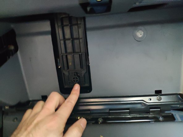 Remettre en place le cache du filtre en oubliant pas de le verrouiller en tournant la vis.