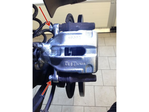 Viser les deux vis de 13